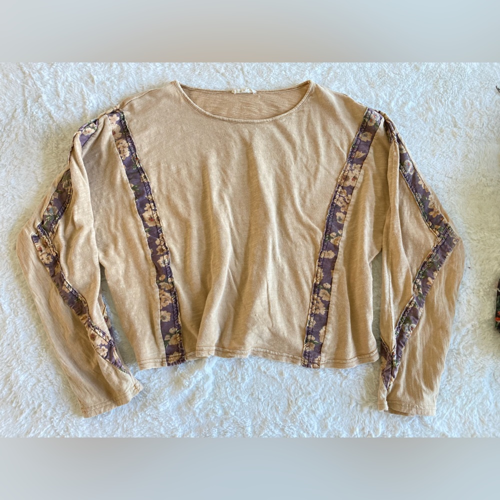 Boutique Oversized cropped length yellow/beige top with flower detail